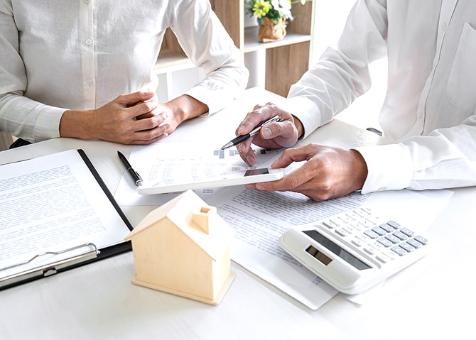 書類を見ながら担当者と打ち合わせをする様子