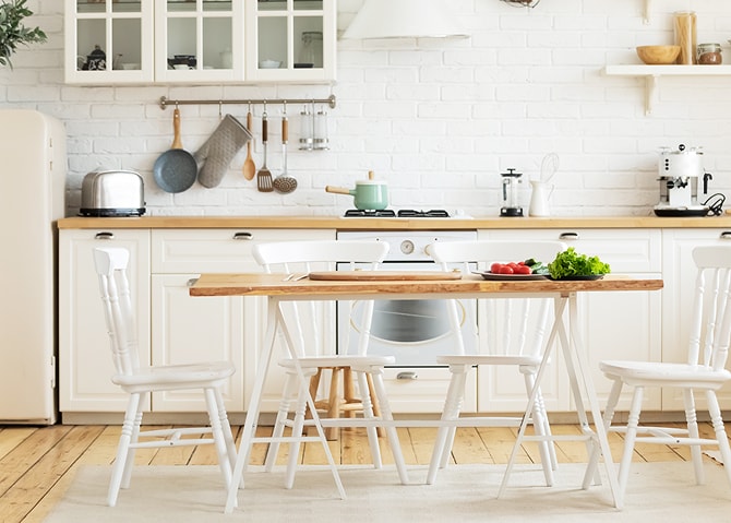 白を基調としたキッチンとダイニングの室内風景